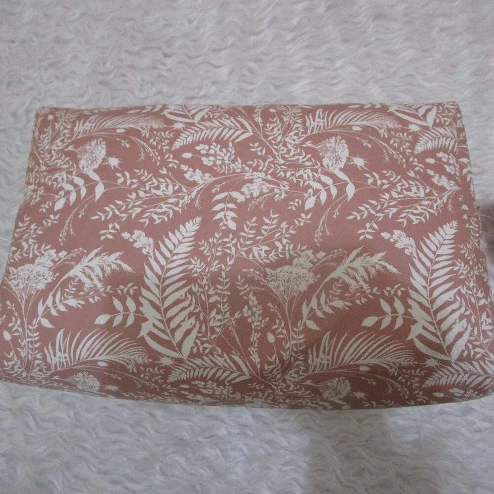 NWT Beautiful Large Vince Camuto Pink and white floral Makeup Bag Pouch 12X6